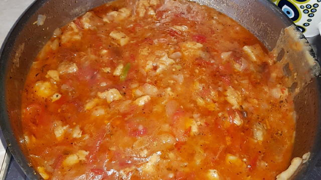 eren piper .dobavame domatiniya soz .iza zastroika 2 lajici brasno s mako voda se dobaviya .