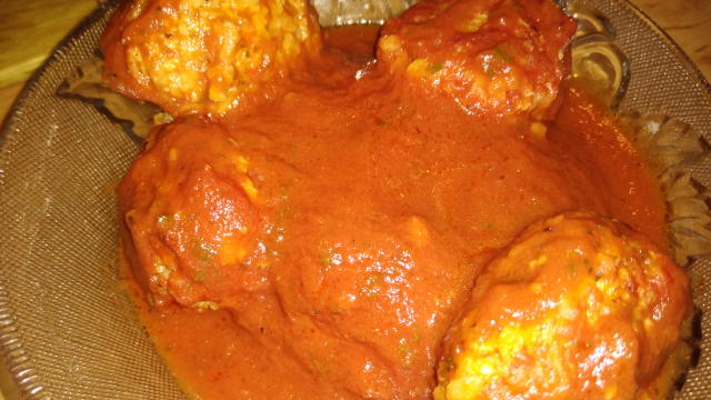 robne kawałki.wszystko łączymy,doprawiamy. Formujemy kulki i smażymy. Zalewamy passata pomidorową i zapiekamy 45min /180.posypujemy ziołami.