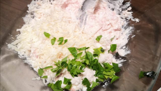  "pappetta", aggiungiamo poi il Prezzemolo tagliato fine, il formaggio Grana, ed il nostro uovo.