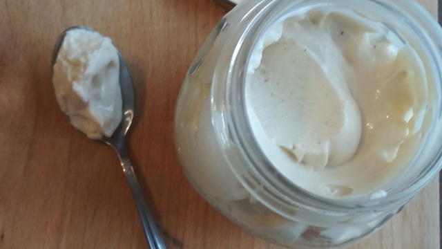 aw na dnie pojemnika i miksuj składniki, aż zacznie się tworzyć gładki krem. Włączony blender przesuwaj powoli do górnej warstwy i ponownie powoli zanurz, aż majonez będzie gotowy.