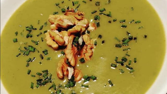 j vatri, zatim isjeckati brokulu, mrkvu i krumpir na sitne komadiće i staviti u lonac da se pirja dok povrce ne omeksa. Zatim uliti 1/2 l vode i kuhati nekih 20-25 minuti, nakon toga sve zajedno ispasirati i opet vratiti na laganu vatru i tako jos kuhati 10 min na kraju za dekor staviti 3 oraha kao dekoraciju. DOBAR TEK!