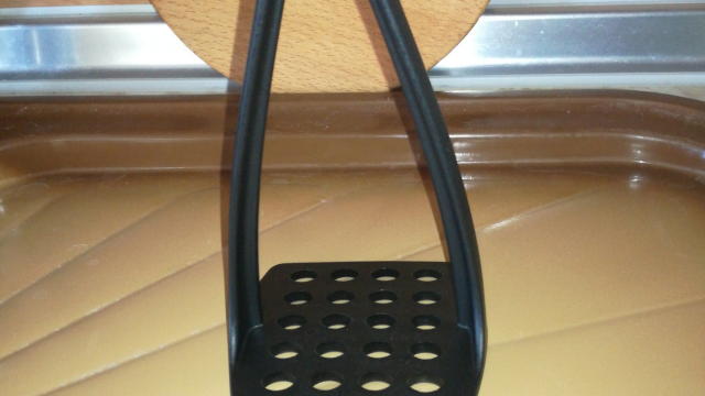 тофи,такава с дупки. Добавете подправките и предварително смачкания чесън. Разбъркайте до хомогенна смес.