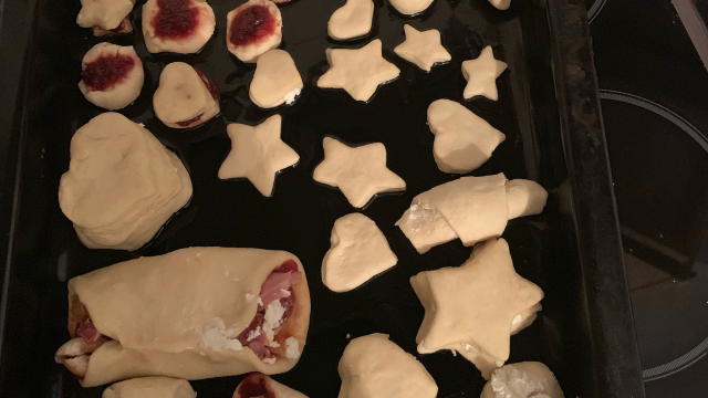  sam jedan deo napravila slan sa sirom a jedan deo sladak sa dzemom. Mozete i da stavite eurokrem umesto dzem. Pecete na 200 stepeni oko 20 minuta pratite dok pecete.Mozete istu smesu za testo ovo da koristite i za pizzu,sve isto izlijete na sto i napravite sastojke za pizzu.  HVALA STO PRATITE MOJE POSTOVE! PRIJATNO! 🙂