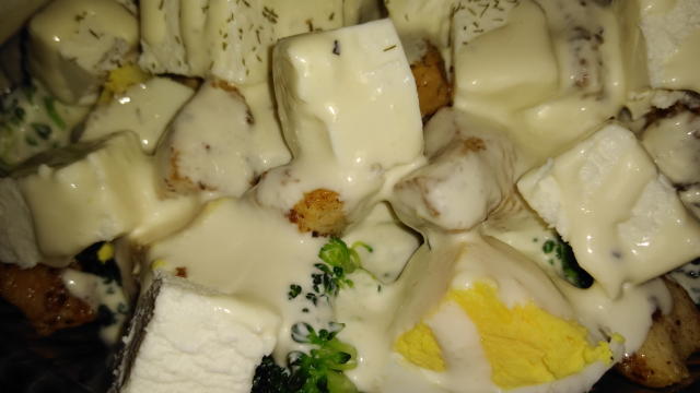 i. Jajka pokroić na kawałki.Ser feta pokroić w kostkę. Układać warstwami. Zmieszać majonez z czosnkiem. Sos wylać na sałatkę.