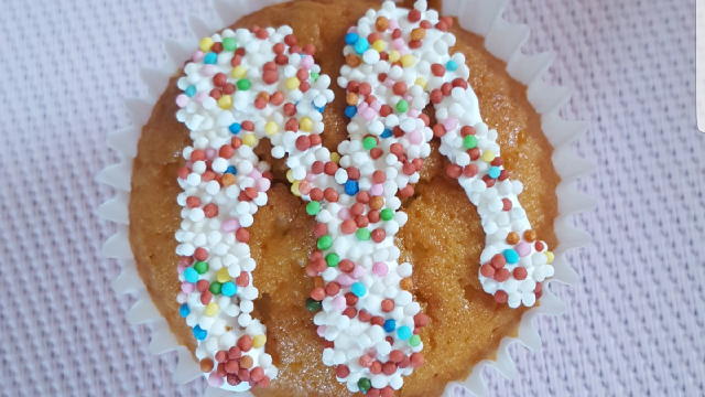 nos rūgšties masę ir puoškite keksiukus ant viršaus užberkite pabarstukus.