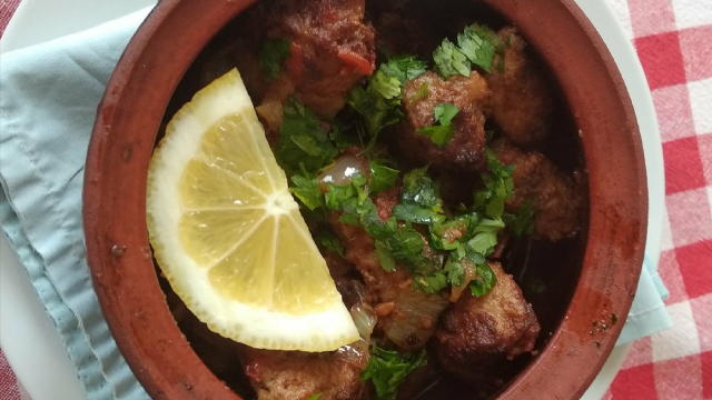 е малко от мазнината и накрая се поръсва с дребно нарязан магданоз.