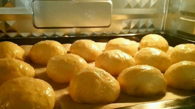 тояние друг от друга. Накрываем пищевой пленкой и оставляем подойти минут на 20. Смазываем булочки желтком. Выпекаем в разогретой до 180 градусов духовке 25-30 минут. После остывания посыпаем сахарной пудрой.