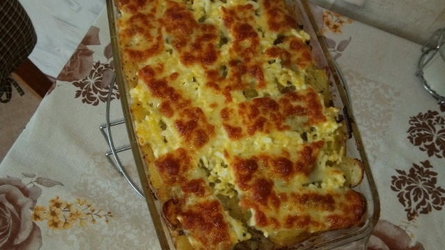 ехтин и разбъркваме(оставяме малко на страна) .. След това режем картофите  като за мусака,средно режем  лука и добавяме също нарязаните гъби  . Овкусяваме с зехтин , чубрица и черен пипер и бульона , поставяме в предварително загрята фурна на 220 градуса . В тиган запичаме пържоли заедно с алуминиевото фолио  ,които предварително сме поставили за известно време в зехтин и малко лимонов сок във алуминиево фолио .