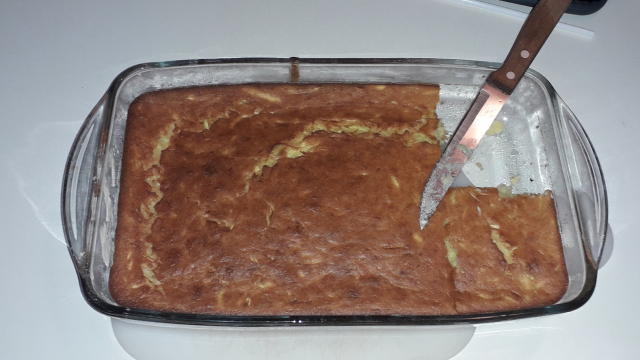 ehu, koji ste prethodno obložili papirom za  pečenje. Stavite je u rernu koju ste prethodno zagrejali na 200 stepeni C i pecite je oko 45-50 minuta, sve dok ne dobije lepu rumenu boju.Ukoliko želite, pitu pre pečenja možete posuti i susamom.