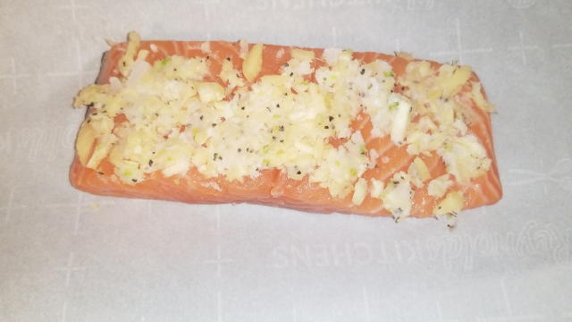  Spread the mixture over the salmon and set it in the baking pan.