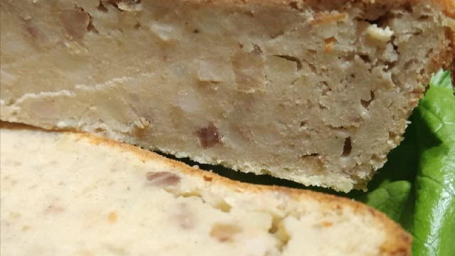 czkiem. Dodajemy jajko oraz mąkę. Mieszamy. Wykładamy do wysmarowanej olejem blaszki. Pieczemy w 180 s. 40 min.