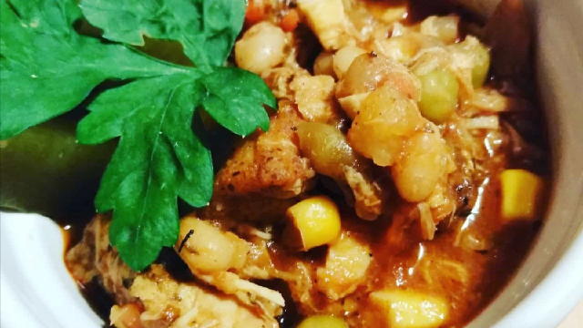  wywaru wrzucamy mięso i resztę składników i stary ogórek. Gotujemy i doprawiamy. Podajemy na gorąco.