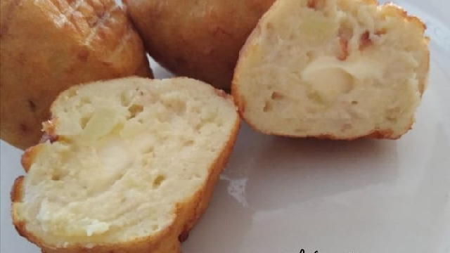 . Ser kroimy w kostkę. Formujemy kulki w środek wkładamy kosteczkę sera. Rozgrzewamy olej. Smażymy w głębokim tłuszczu do zrumienienia. Osuszamy.