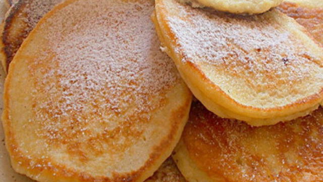 ssze.Hamár ezzel megvagyunk akkor tegyük bele a tejet.Utána verjük fel a tojást, aztán azt is tegyük bele.Utánna tegyük bele a vajat vagy a margarint. Ha mindezzel végeztünk akkor kevés olajban elkezdhetjük sütni. 🥞🥞🥞