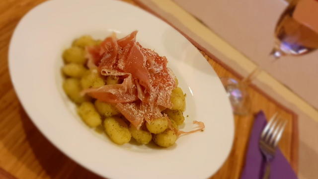 аб котлон. Добавете няколко лъжици песто (колкото ви е вкусно) и след това разпределете в чинии с прошуто отгоре и поръсете хубав пармезан. Наздраве! 🥂