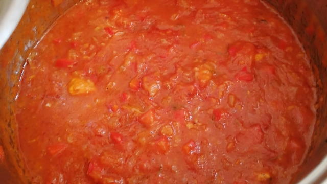 că 2 linguri de pastă de tomate/ bulion și, imediat după, adăugăm și bucățile de piept de pui, după care pregătim rântaș într-o cană (punem o lingură de făină și foarte puțină apă, pe care le amestecam). Adăugăm rântașul și îl mai lăsăm sa fiarbă încă aproximativ 10 minute.