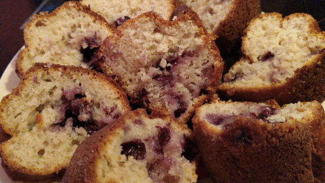 това добавяме олио. Добавяме банана и бъркаме.Към сместа добавяме содата/бакпулвер гасен/а в киселото мляко. Разбиваме. Добавяме брашното. При готовата смес добавяме боровинките и разбъркваме с лъжица. Поставяме с намазнена форма за кекс и поръсваме с малко захар за да се пече равномерно. Печем на 180-150° за около 30-40мин.