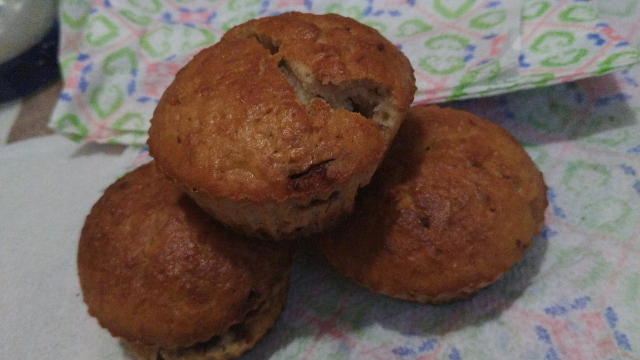 яте киселото мляко със загасен бакпулвер вътре. Добавяме бананите намачкани с вилица и разбиваме отново. Добавяме овесените ядки и нарендан шоколад,добавяме и брашното. Сместа трябва да е като тази за кекс но може и с една идея по-гъсто. Изливаме с помощта на лъжица във формички за мъфини. Печем 15мин или до златист цвят на 150° на незагрята фурна.