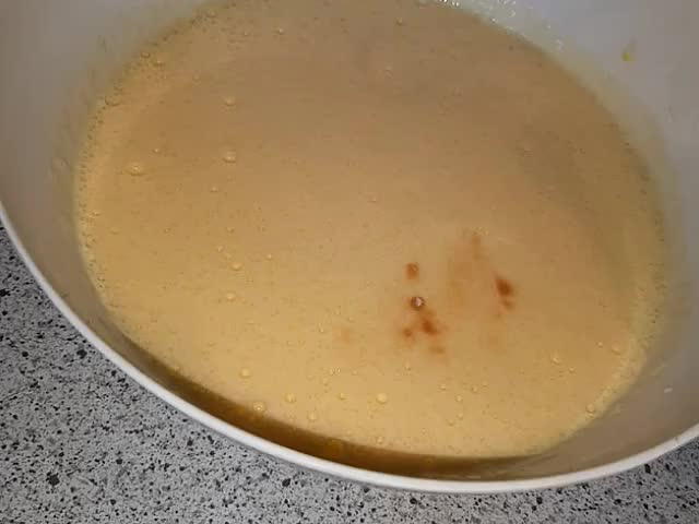 а останала захар се разбиват много добре като към тях се добавят млякото и ванилията.Всичко се разбива добре и се излива в тавата. Крем карамел се пече в загрята фурна на 180 градуса до златист цвят.