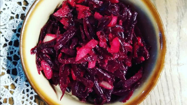  średnia cebula1/2 jabłkaSól pieprz1- 2 łyżki oleju( Opcjonalnie odrobina octu )Buraki oraz jabłko zetrzeć na tarce o grubych oczkach. Cebulę pokroić w kostkę. Doprawić. Dodać olej. Wymieszać. Odstawić aby składniki się połączyły.#surowka #surowkazburaka #doobiadu #fitfood #kuchniadomowa