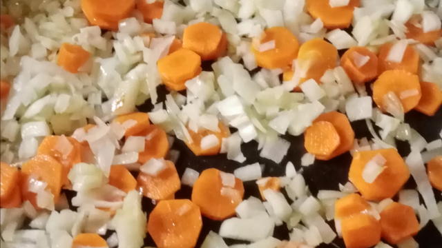 eur puis ajouter de l'huile d'olive dans une poêle ainsi que les oignons et les carottes.