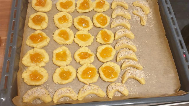 daca doriti forme speciale. Dați tava la cuptorul preîncălzit la 180 de grade pentru 10- 15 minute. Pasul cel mai important este ca dupa ce le scoateți din cuptor sa le lăsați in tava sa se răcească complet,  dacă încercați sa le desprindeti când sunt fierbinți sau calzi se vor sfarmă si rupe. Pofta buna!