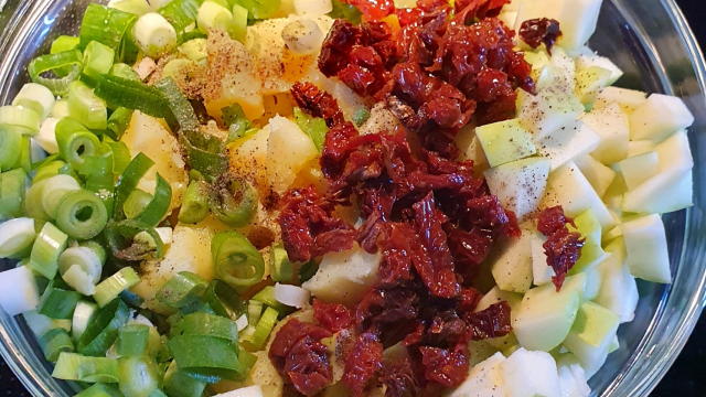 álivku rozmixujeme tyčovým mixerem a přilijeme  do salátu. Promícháme a máme hotovo 😊 Nejlepší je druhý den 😉