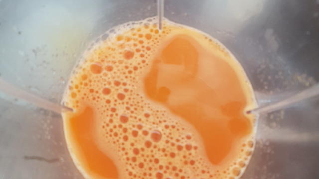 r o bagaço da cenoura. Acrescentar o suco das laranjas e água (a gosto). Neste suco utilizei 02 colheres de açúcar demerara.