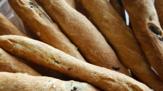  striscioline e lascia lievitare per altri 15 min.In forno preriscardato 180° per 30 min. circa...