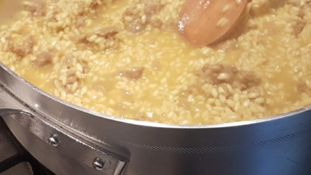  continua a rosolare, aggiungi anche il riso e fai tostare, sfuma con del vino e comincia ad aggiungere del brodo di carne un mestolo alla volta