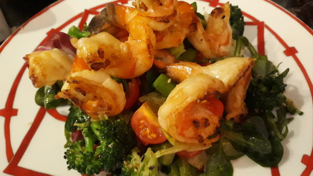 ati a pezzettini e broccoli. salvarli in una padella con olio d'oliva.Tagliare pomodorini in quattro,gratuggiare la carota. mettere tutti ingredienti in una ciotola e condire