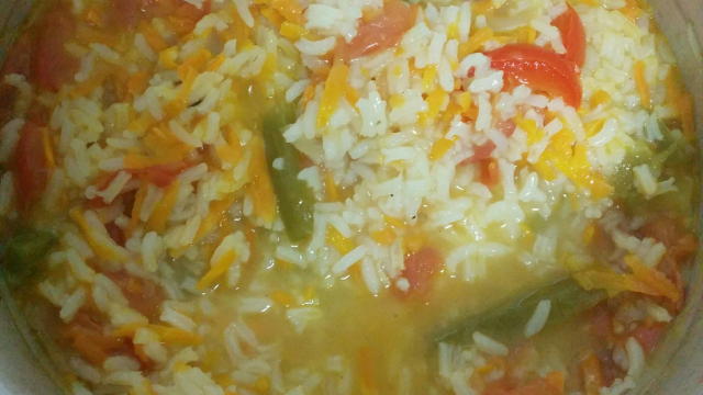 as dos pimentos. Depois fiz o refogado com a cebola, o alho e o louro, até a cebola ficar transparente.