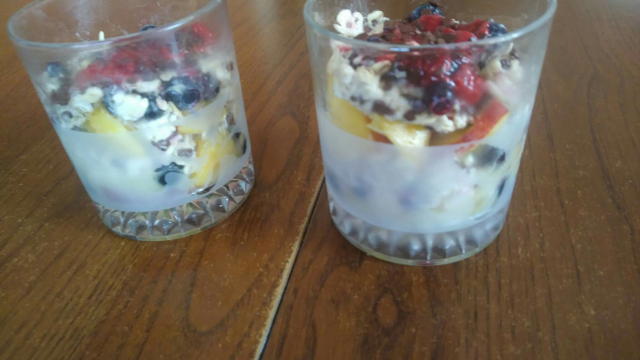 sypać brzoskwiniami,na to nałożyć drugą warstwę masy owśanej. Na górę polać musem malinowym, posypać wiórkami czekolady.