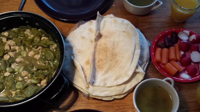 anees) brood en natuurlijk met je handen ;)