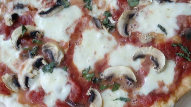 it alles zu einem glatten Teig verkneten in zwei Kugeln formen und bis der Grill mit dem Stein aufgeheizt ist abgedeckt in den Kühlschrank geben.