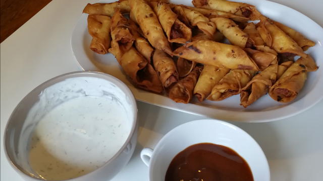 niti sa uljem, chillijem, paprom, soli. Zarolati u tortilje meso. Zatim provući čačkalice kroz svaku. Zagrijati ulje. Dok se ulje grije napraviti umak od običnog i grčkog jogurta. Staviti malo soli, papra, kopra. Staviti tortilje peci. Kada dobiju zlatnu boju izvaditi i staviti da se hlade😊🙌