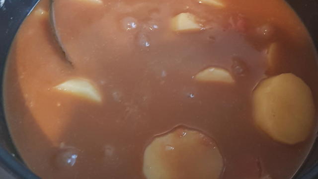 tant vigilant pour que les pommes de terre de collent pas au fond de la casserole.