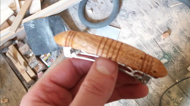 anscharauben. Ich habe eine alte Haarspange genommen, auf die ich den Holzschmuck gesetzt habe.