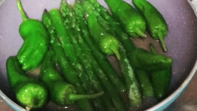  aceite oliva y hacer los espárragos y los pimientos padrón con bastante sal.