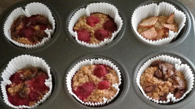  šokoladą).  Masę išpilstyti į keksiukų formeles. Ant viršaus užberti mėgstamų priedų ( uogų, vaisių, šokolado). Kepti 180° C 30 min. Skanūs tiek karšti, tiek atvėsę.