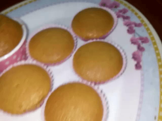 ั้นค่อยๆใส่แป้งลงไปผสมกันให้ดี เทใส่ถ้วยแล้วนำไปอบก็จะได้เจอกับเค้กชานมที่แสนอร่อย(ใช้ผงชาหอมแห้งไปต้มน้ำน้อยๆแทนผงชาปกติจะทำให้เค้กมีกลิ่นหอมชามากๆ)