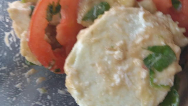 koli lub roszponki dodać pokrojone pomidory mozzarella banana dodać pestki słonecznika lub dyni wlać półtorej łyżki oleju do tego można dodać sól i pieprz do smaku wymieszać i gotowe do spożycia