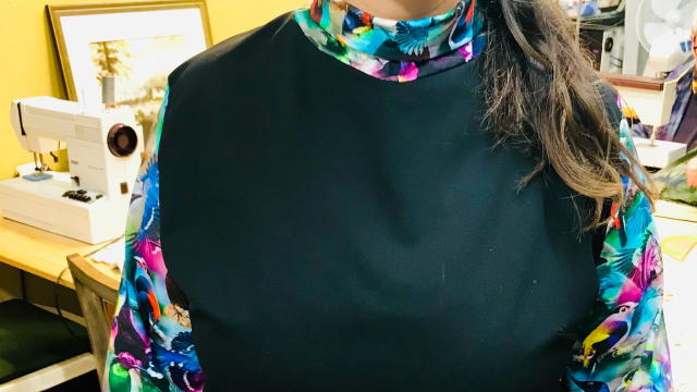 schneiden alle Teile 1x Vorderteil im SB 1x Rückenteil im SB 2x Ärnel nach Deiner gewünschten Armlänge Kragen 2 x zuschneiden Abnäher nähen Vorder und Rückenteil Seiten und Schulternähte nähen Ärmel einsetzen nähen Kragenteile zusammen nähen an Halsausschnitt anpassen stecken nähen Saumnaht stecken und nähen alle Kanten und Nähte Bügeln Oberteil Anprobe evtl. nach Deinen Maß verändern Finish Letzte Anprobe Tragen