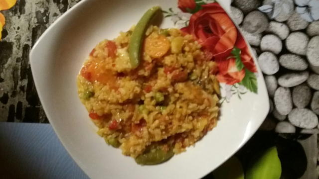 une si ardei tot cubulete apoi fierbem fructele de mare, mazarea,si orezu dupa toate astea le punem intr-o tigaie putin mai adanca in care ati calit ceapa ardeiu si rosile punem si celelante ingrediente le amestecam putin incet punem si putina sare se gusta la o temperatura medie nu cum o iei dupa foc insa nici sa se raceasca,mie una mai imi place sa adaug la gustare sare de lamaie ori o jumate de lamaie stoarsa merita😉