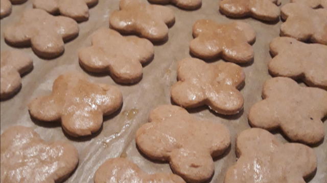  plech a pecieme vo vyhriatej rure  200° 4-5 min. Po upeceny hned potrieme rozslahanym vajickom ;) mozeme aj ozdobit ;)