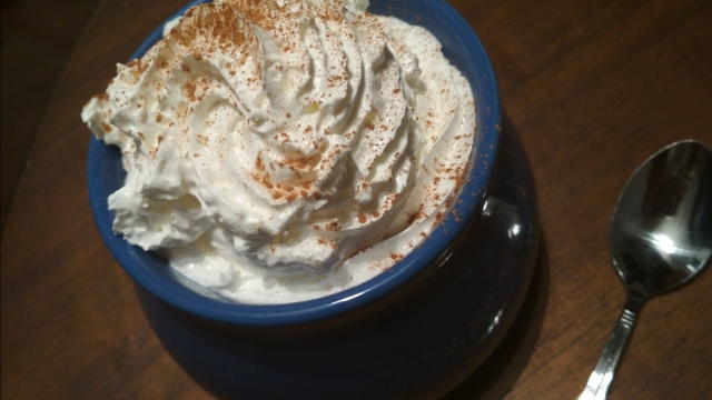 u aż czekolada zacznie się rozpuszczać. Dodaj kakao, Cynamon i imbir. Dokładnie wszystko wymieszaj. Czekolada powinna zacząć gęstnieć. Zdejmij z ognia, dodaj alkohol i jeżeli używasz- sok z połowy pomarańczy, wymieszaj, przelej do kubka. Udekoruj bitą śmietaną, startą czekoladą, cynamonem lub piankami.