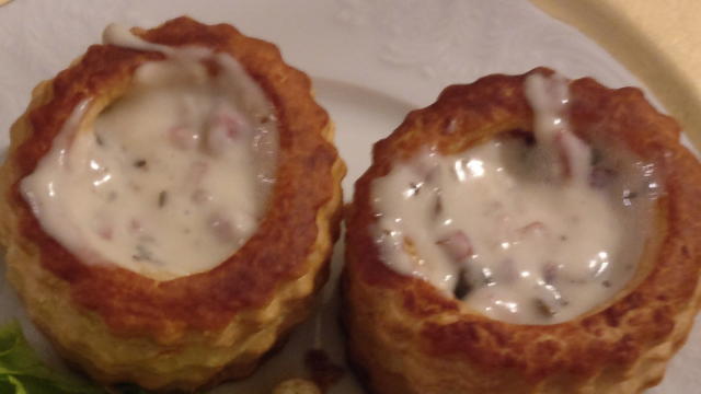 ones que estarán muy picaditos. Una vez pochados añadimos el jamón o bacon y el harina, tostamos el harina y añadimos la leche, removemos con las varillas hasta que espese y no queden grumitos. Rellenamos los volovanes y calentamos todo junto 5-7 min en el horno a una temperatura de 120°. Presentamos con una ensalada con frutos secos y vinagreta con mermelada de naranja