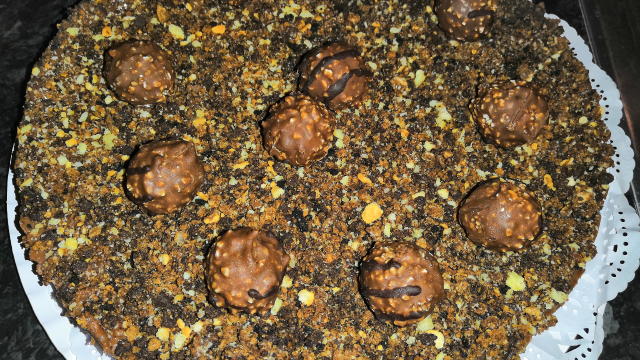 ra montar,cuando hierva echaremos la gelatina. Dejamos la mezcla a 65c para añadirle las yemas  echaremos la yema sin dejar de remover. Seguidamente montaremos los 20gr restantes de nata y le iremos añadiendo en tres partes removemos ,por último vertemos la.mezcla en la base ya untada en el molde y dejamos que se enfrie